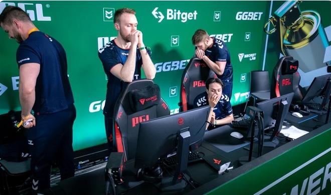 她以灵活的 她以灵活的